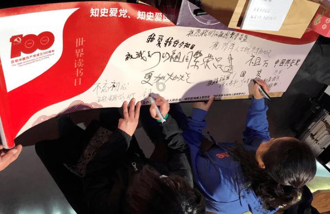 朱红之韵,米白之雅——宇通T7“新春鸿运版”引领民族风潮